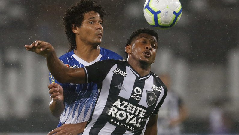 Jovem Rhuan vai bem em estreia como titular no Botafogo