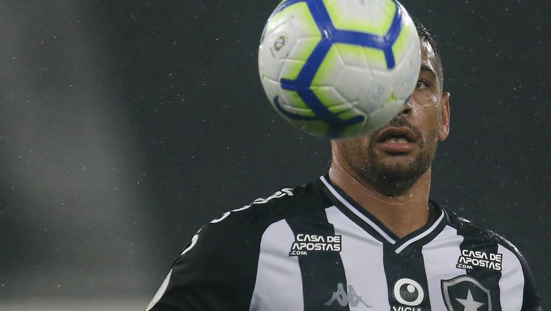 Com cláusulas de renovação, Diego Souza e Cícero podem deixar o Botafogo após o Brasileiro