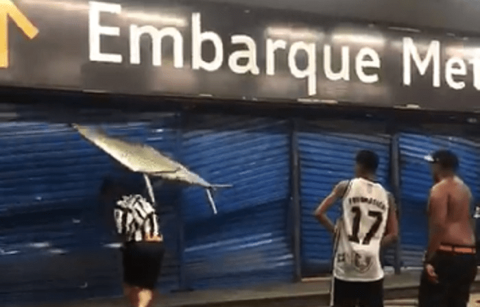 Após derrota, torcedores do Botafogo se deparam com metrô fechado e se revoltam