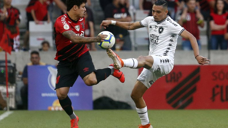 Botafogo volta a repudiar Athletico-PR por aliciamento de jovem atleta e critica nota oficial