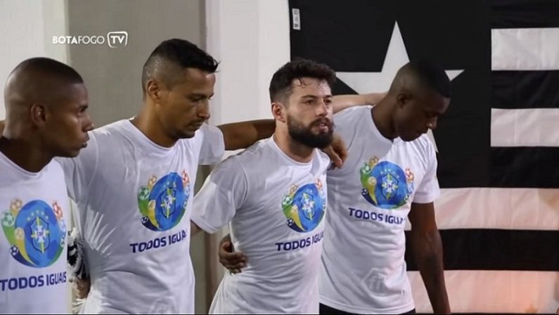 Bastidores: João Paulo lidera preleção e jovens puxam vibração após vitória do Botafogo. Veja o vídeo