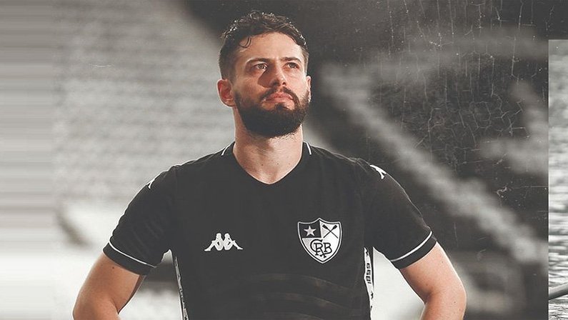 João Paulo com o uniforme 2 (camisa preta) do Botafogo produzida pela Kappa em 2019