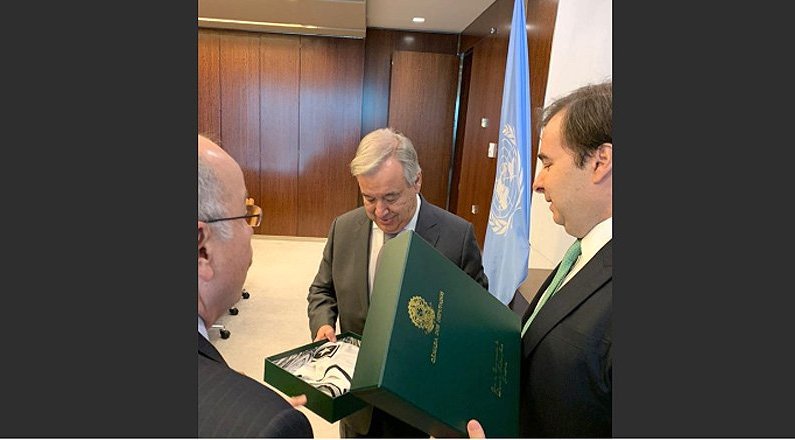 Rodrigo Maia dá camisa do Botafogo para António Guterres na ONU