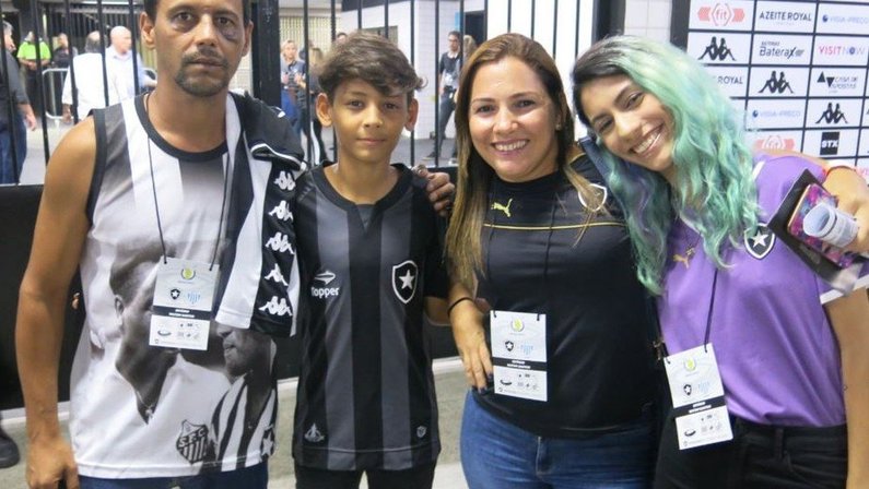 Torcedor do Botafogo agredido pela torcida volta ao Nilton Santos e recebe ajuda de Leo Valencia: ‘Ganhamos um parceiro’