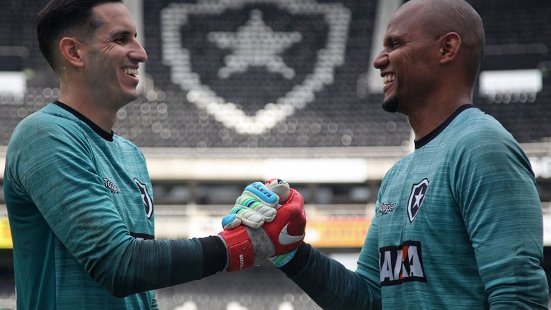Gatito celebra marca histórica pelo Botafogo e ganha os parabéns de Jefferson: ‘Tem que tirar o chapéu, isso é para poucos’