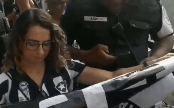 Policiais apreendem faixa ‘Botafogo Antifascismo’ de torcedora no Nilton Santos