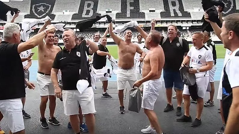 Botafogo, time amador da Argentina, faz festa em visita ao Estádio Nilton Santos