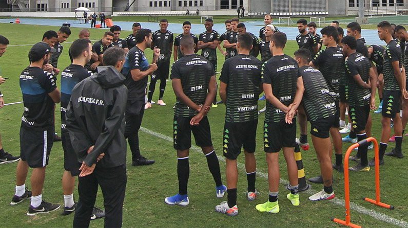 Jogadores do Botafogo no treino com o técnico Alberto Valentim em 2019