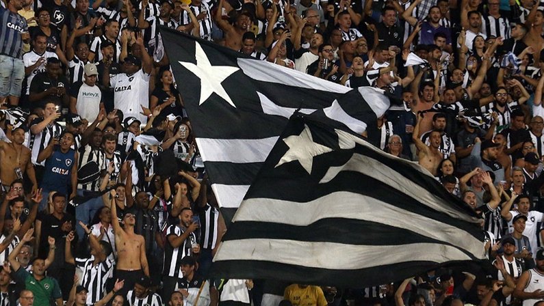 Torcida do Botafogo com bandeiras no Estádio Nilton Santos