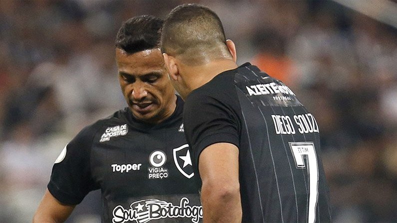 Cícero e Diego Souza podem rescindir contrato com o Botafogo para 2020