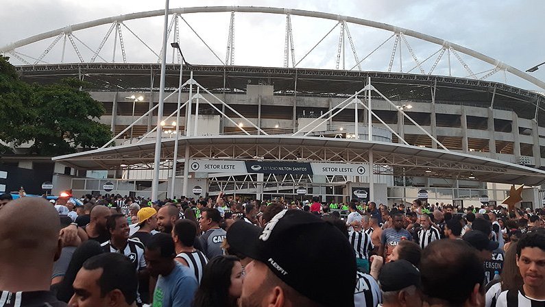 Torcida do Botafogo na entrada do Setor Leste do Estádio Nilton Santos