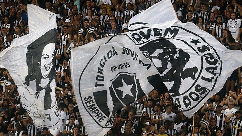 Torcida do Botafogo no Estádio Nilton Santos em Botafogo x Internacional | Campeonato Brasileiro 2019