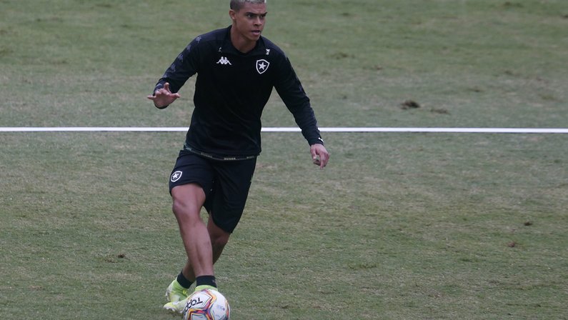 Fernando sofre entorse no joelho e é desfalque no Botafogo; Barrandeguy entra