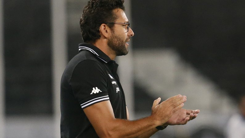 Alberto Valentim cita feitos e faz críticas após rebaixamento: ‘Quem está ali fez isso com Botafogo’