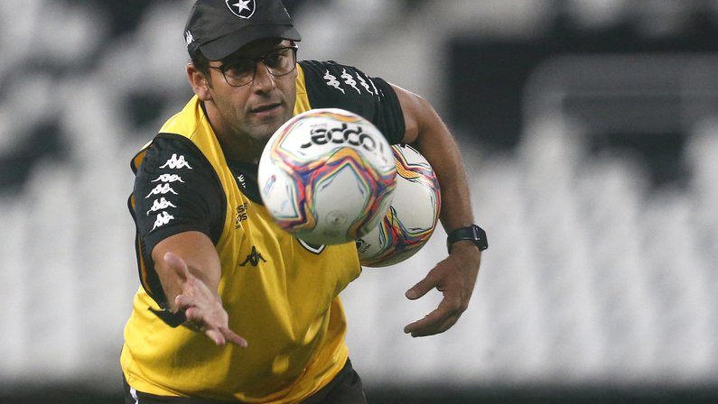 Alberto Valentim cobra R$ 263 mil do Botafogo em ação de execução no TJ do Rio