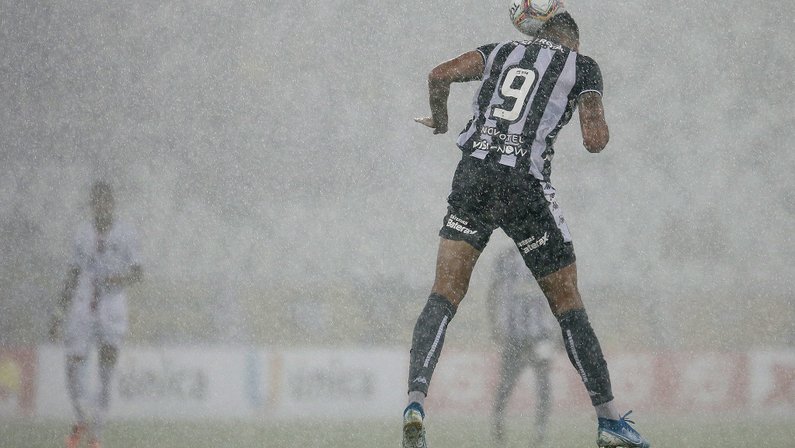 Autor do gol da vitória, Pedro Raul exalta torcida do Botafogo: ‘Apoiaram mesmo com esse toró’
