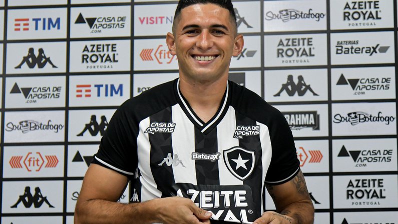 Apresentado no Botafogo, Danilo Barcelos cita ‘enorme responsabilidade’ de honrar Nilton Santos