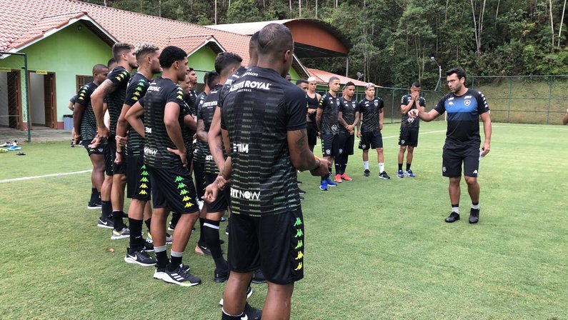 Primeiro treino do Botafogo no China Park é focado em trabalho de passes