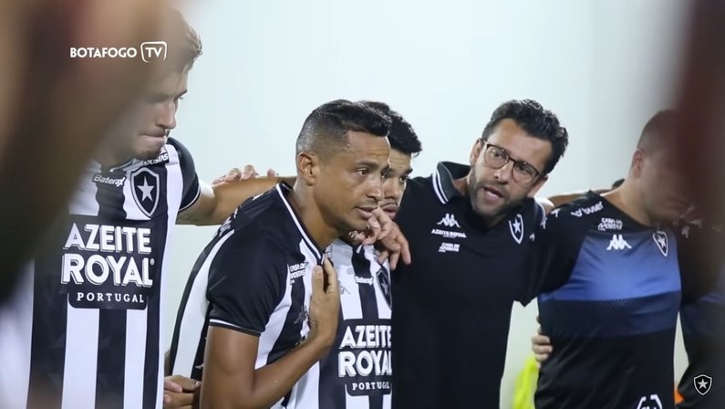 VÍDEO: nos bastidores, Cícero assume liderança no Botafogo: ‘Tem que acostumar com a vitória’