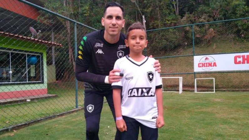 Botafoguense de 9 anos, Davi sonha em ser goleiro e cativou o elenco do Botafogo no China Park