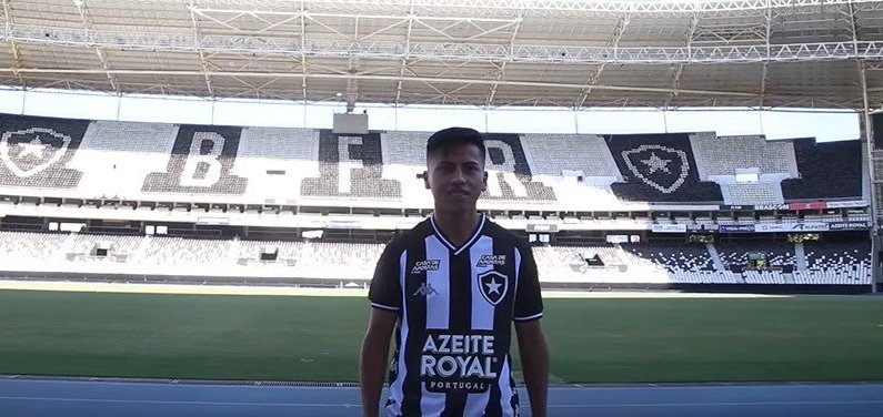 Alexander Lecaros vestiu a camisa do Botafogo e conheceu o Estádio Nilton Santos