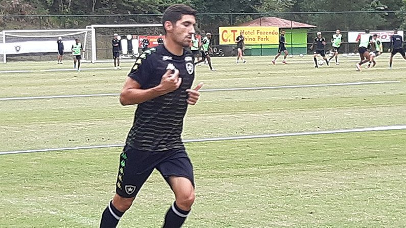 Federico Barrandeguy chegou ao Hotel Fazenda China Park para a pré-temporada do Botafogo
