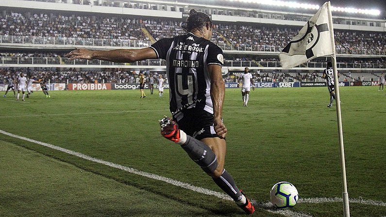 Botafogo analisa mercado sul-americano para contratar reforço para lateral-direita, hoje com Marcinho e Fernando Costanza