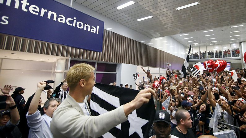 Da apoteose ao choque: Honda diz adeus ao Botafogo, e frustração é mútua