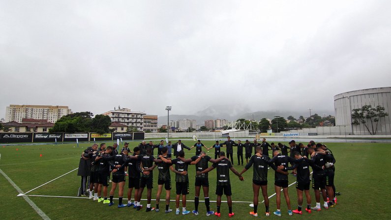 É por Espinosa! Botafogo ‘se fecha’ em memória do ex-gerente técnico