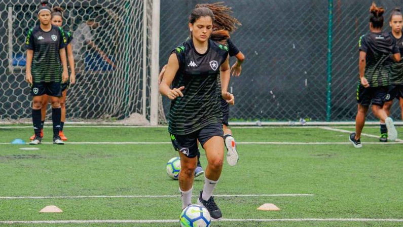 Futebol feminino: Botafogo renova contrato da meio-campista Gaby Louvain