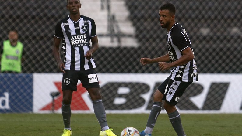 VÍDEO: em meio à pausa, Caio Alexandre e Kanu treinam com recomendações da comissão técnica do Botafogo