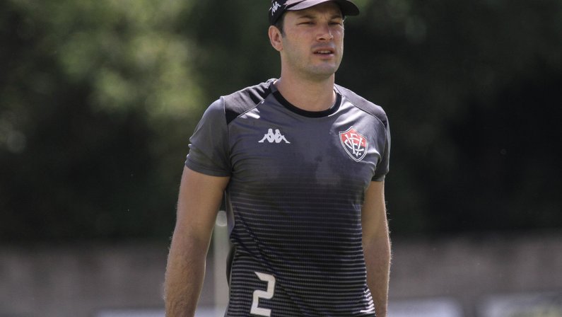 Sondado pelo Botafogo para compor comissão técnica, Bruno Pivetti afirma: ‘Estou feliz no Vitória’