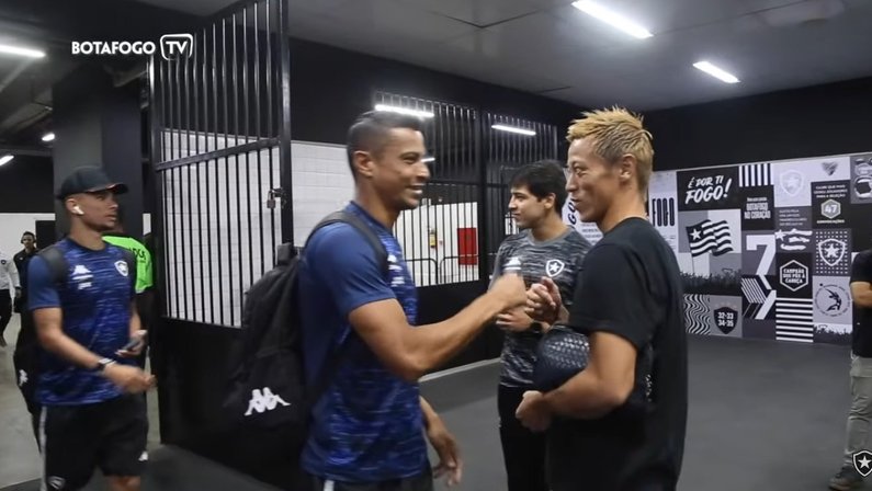 VÍDEO: nos bastidores, Honda recepciona o time antes de vitória do Botafogo