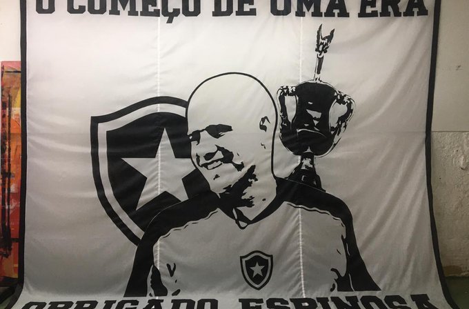 FOTO: Valdir Espinosa é homenageado em bandeirão que estará presente em Botafogo x Boavista