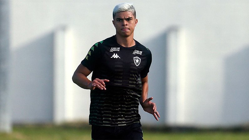 Fernando Costanza, em treino do Botafogo no campo anexo do Estádio Nilton Santos