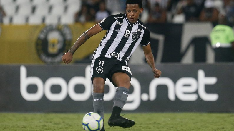 Gustavo Bochecha, do Botafogo, volta a ser elogiado por Eduardo Barroca, técnico do Coritiba