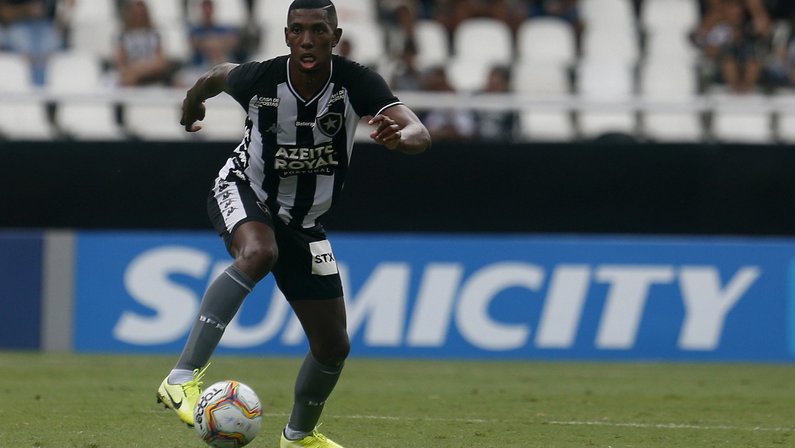 Centroavante na base e de contrato renovado, Kanu agradece à preparação física do Botafogo: ‘Trabalho fenomenal’
