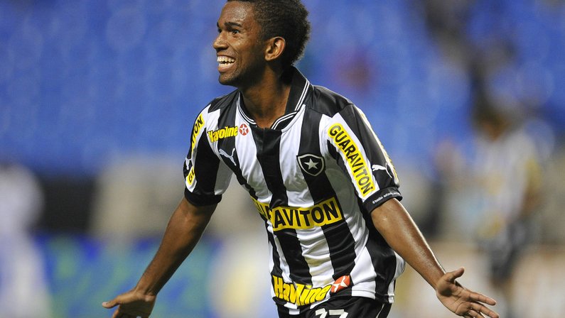 Lembra dele? Hoje na França, Cidinho recorda momentos no Botafogo e parceria com ‘pai’ Seedorf