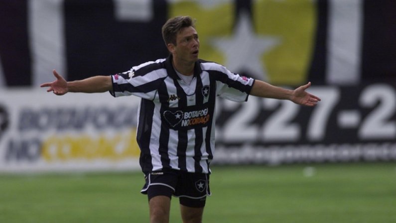 Alex Alves com a camisa do Botafogo