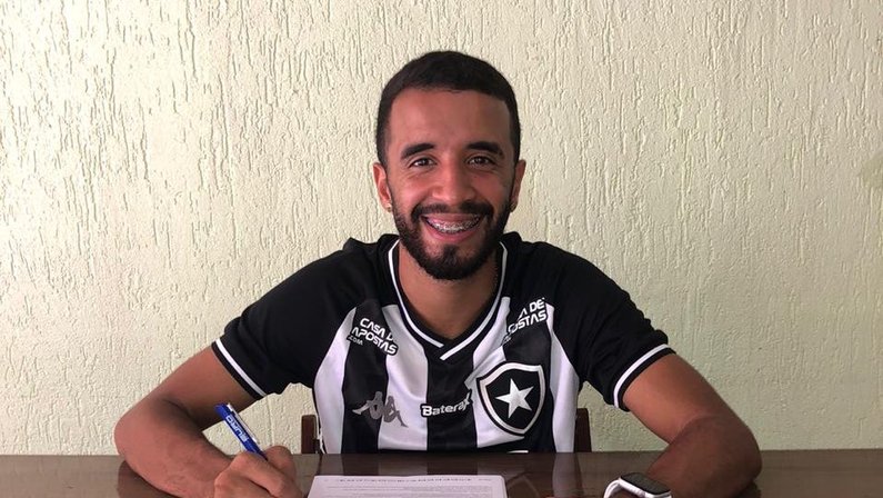 Caio Alexandre renova contrato com o Botafogo até fim de 2022