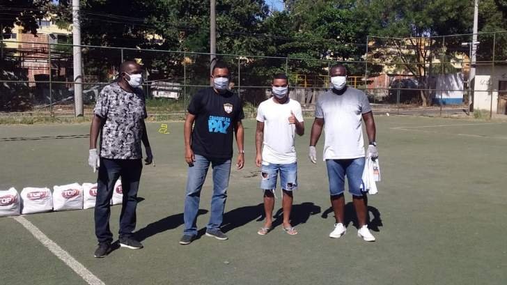 Projeto social com campeão da Conmebol pelo Botafogo recebe doação de uma tonelada de alimentos