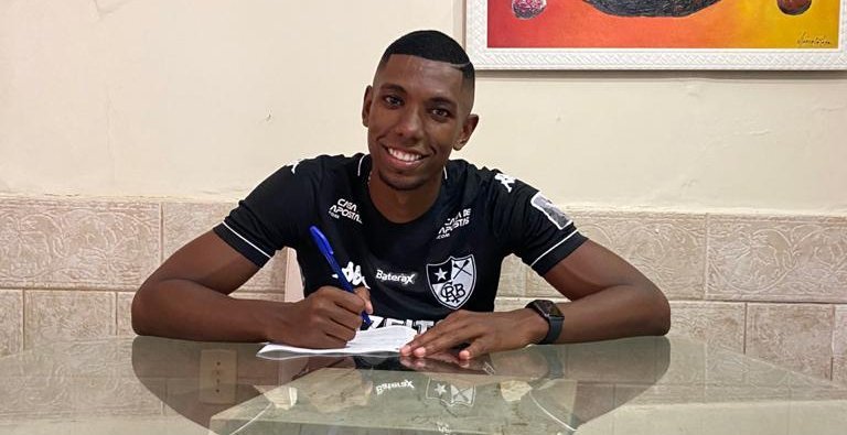 Kanu assina renovação de contrato com o Botafogo até o fim de 2022