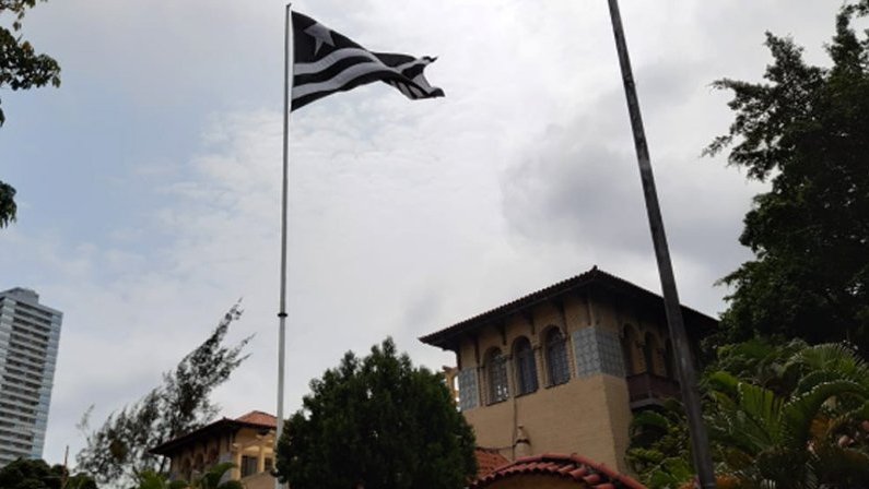 Bandeira do Botafogo na sede social de General Severiano