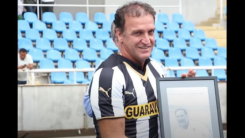 Cuca recebe homenagem da diretoria do Botafogo no Estádio Nilton Santos em 2015