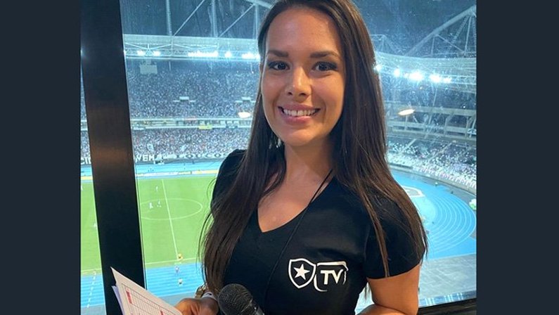 Fernanda Maia, ex-gandula e locutora oficial do Estádio Nilton Santos, com camisa da Botafogo TV