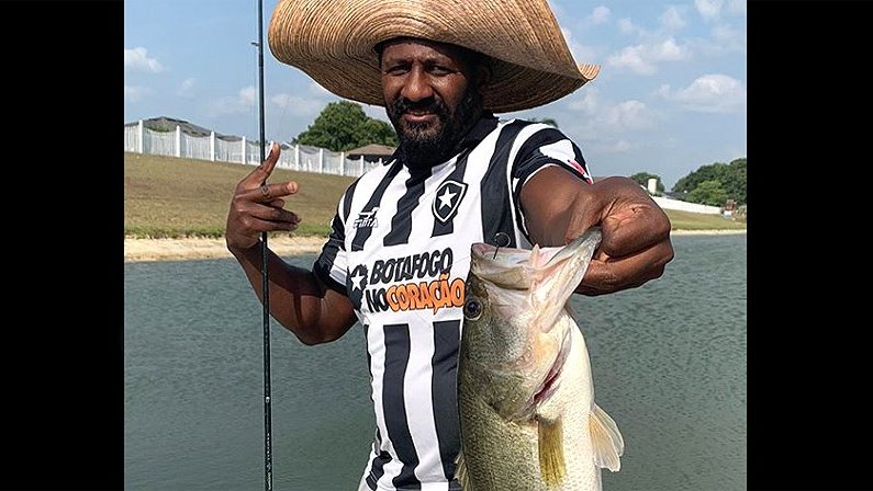 Freddie Mitchell, ex-Philadelphia Eagles, da NFL, pesca na Flórida com a camisa do Botafogo