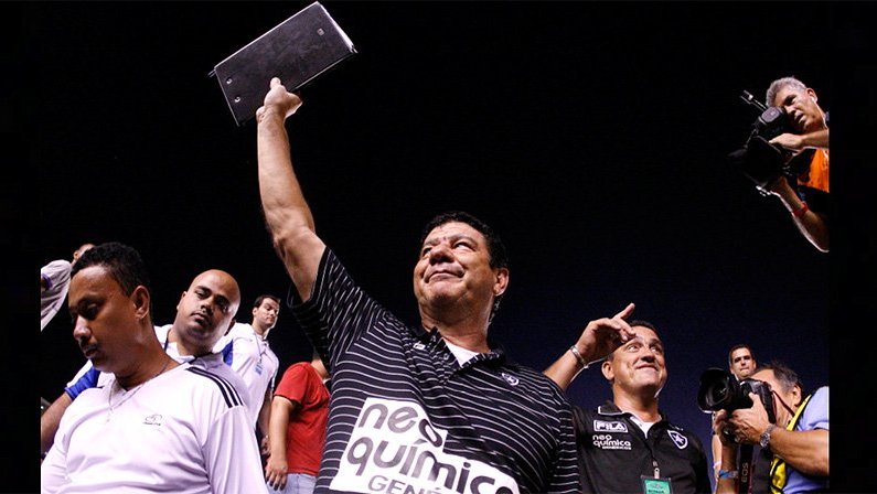 Joel Santana mostra prancheta que usou na final do Campeonato Carioca de 2010, conquistado pelo Botafogo em cima do Flamengo no Maracanã