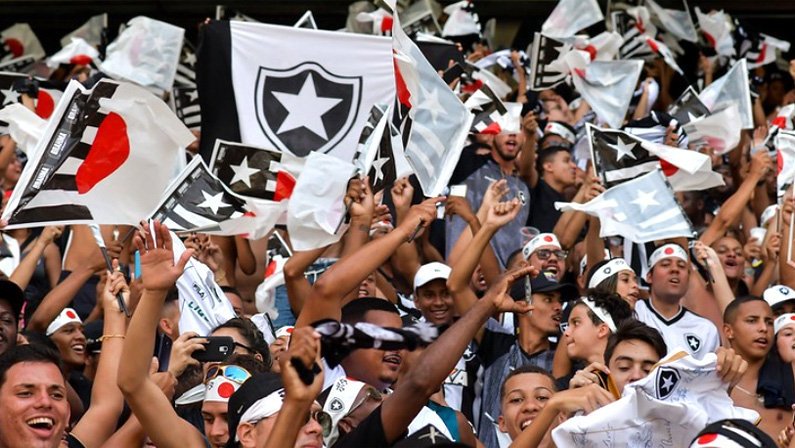 Torcida do Botafogo, com bandeiras e faixas do Japão, na apresentação de Keisuke Honda no Estádio Nilton Santos