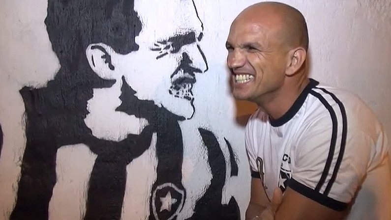 Ex-zagueiro Sandro no Muro dos Ídolos do Botafogo em General Severiano