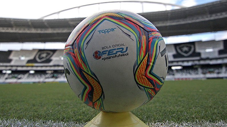 Bola da Topper feita para o Campeonato Carioca 2020 no Estádio Nilton Santos - Botafogo